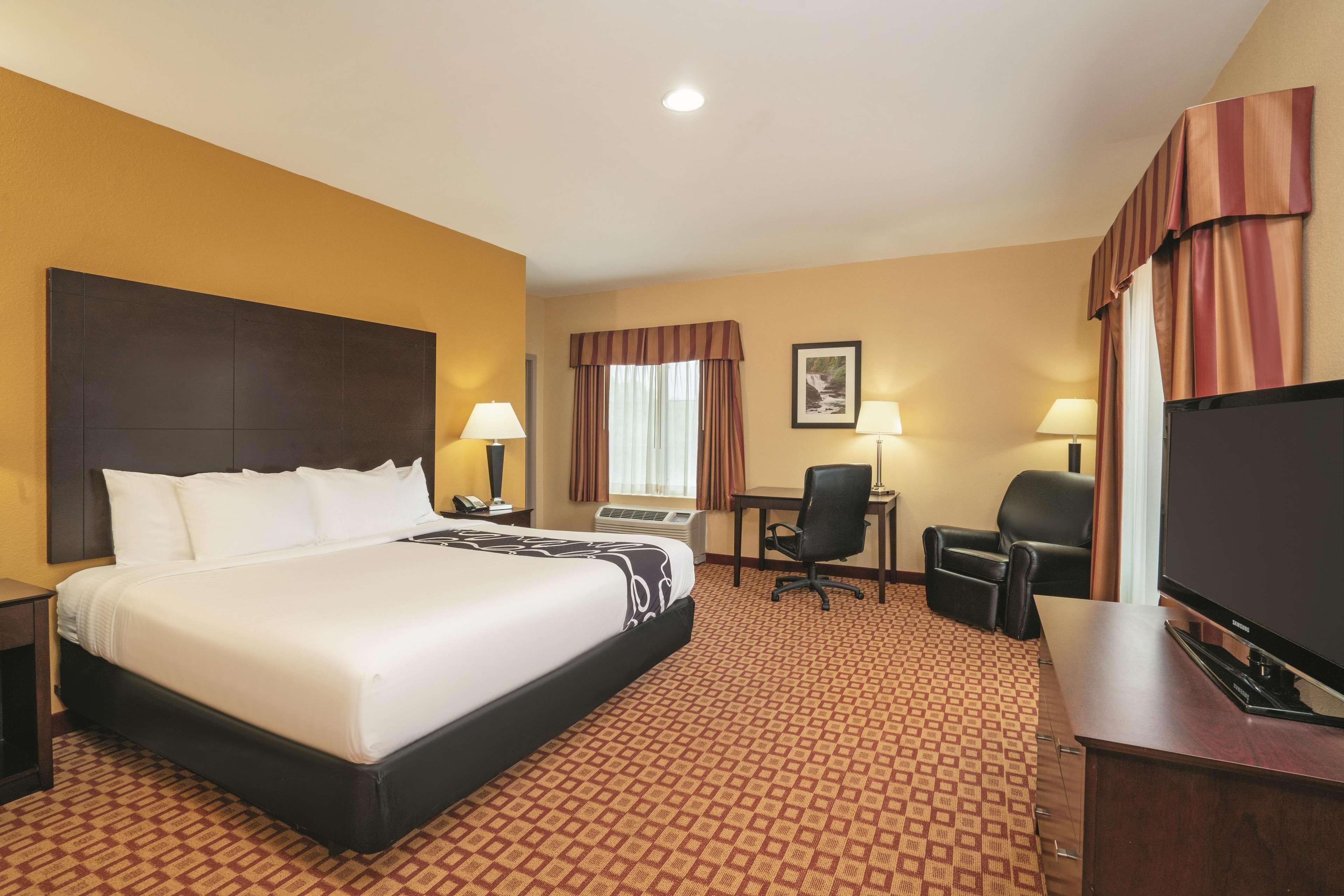 Comfort Inn & Suites Verona At Turning Stone Resort Casino Esterno foto