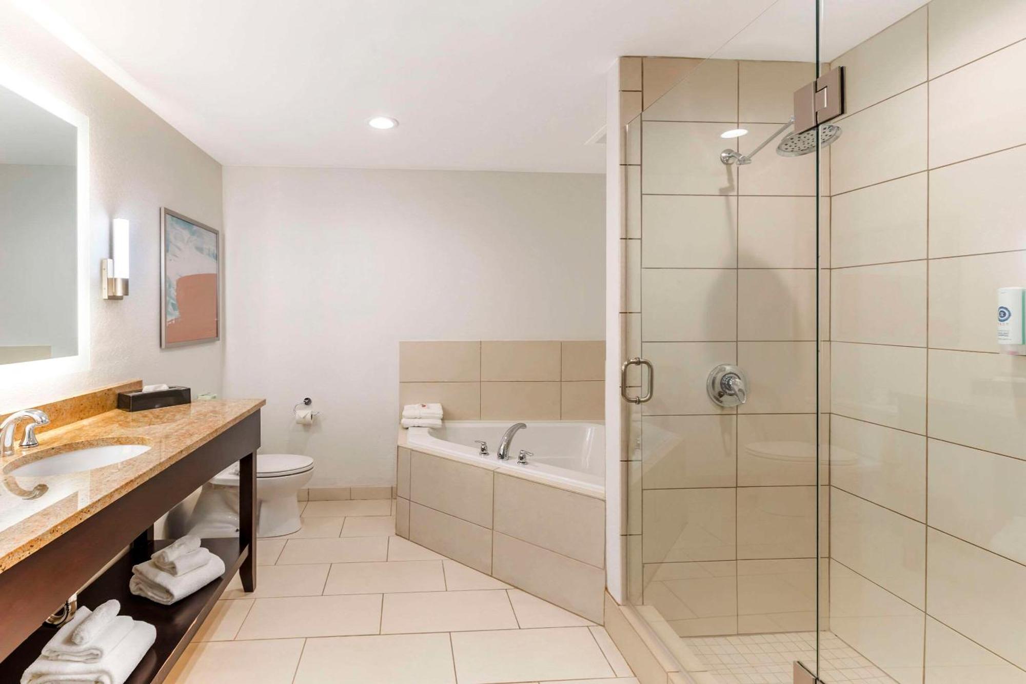 Comfort Inn & Suites Verona At Turning Stone Resort Casino Esterno foto