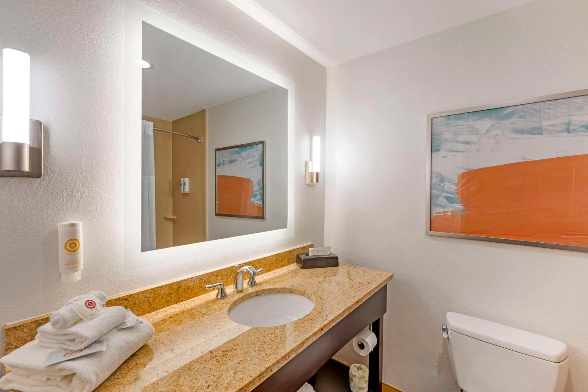 Comfort Inn & Suites Verona At Turning Stone Resort Casino Esterno foto